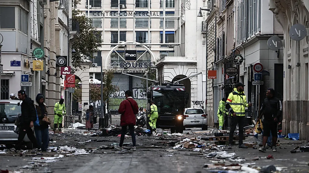 Paris Police Impose Curfew in Central Districts After Weekend Violence